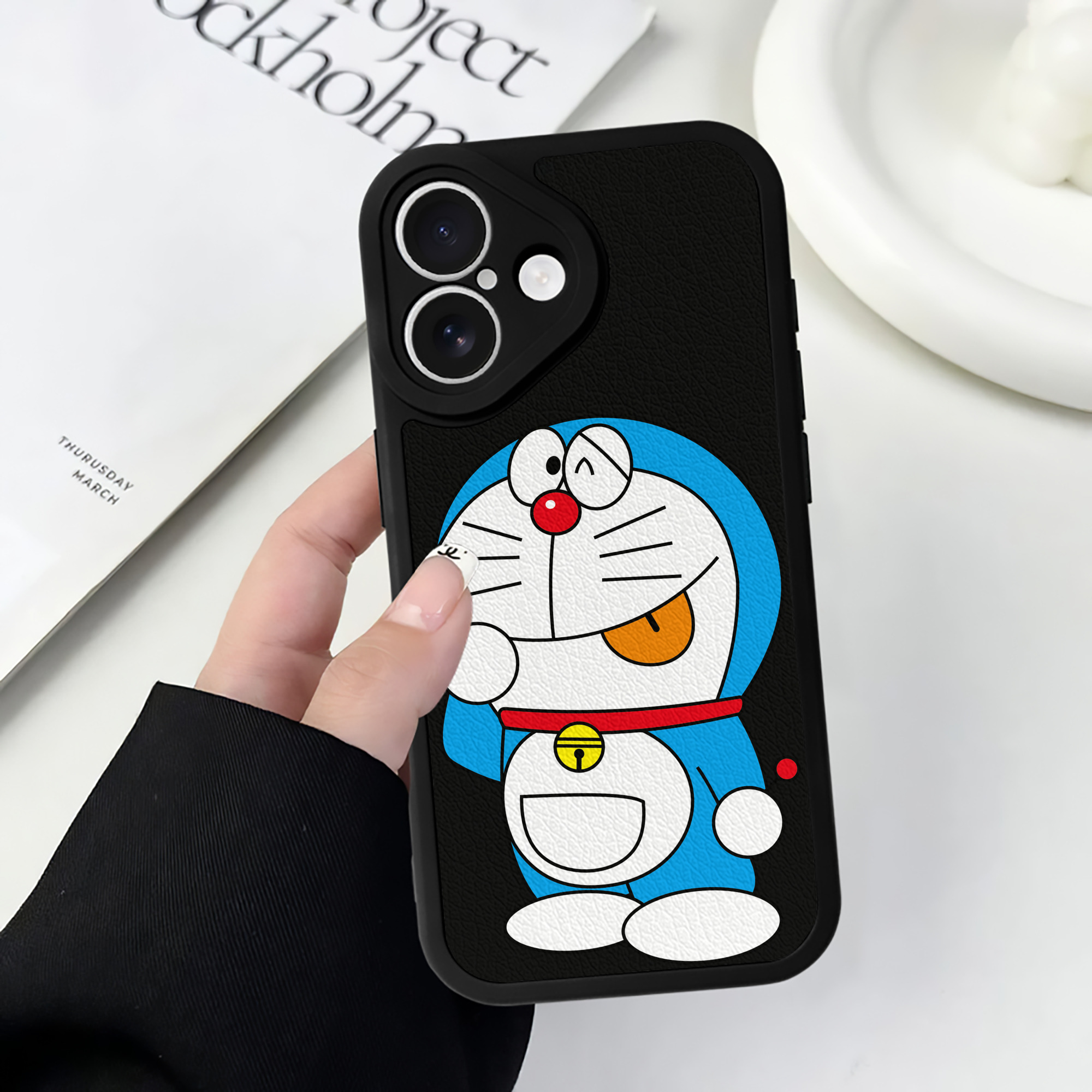 （画像用） ドラえもん Doraemon 【iPhone 16シリーズ対応】シリコンスマホケース（レザー調） 材質：シリコン